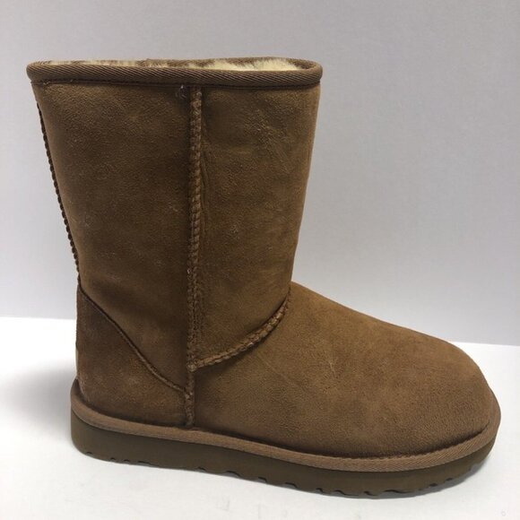UGG Women’s Classic Short II Chestnut Winter Boots Size 7M